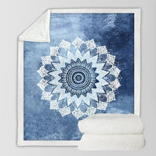 Laden Sie das Bild in den Galerie-Viewer, Soft &amp; Cozy Pink Mandala Plush Sherpa Blanket