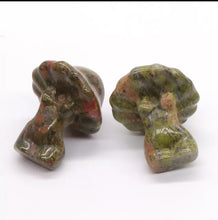 Laden Sie das Bild in den Galerie-Viewer, Unique Mushroom Lady Gemstones