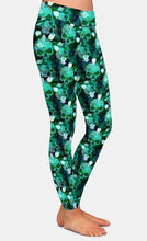 Cargar imagen en el visor de la galería, Womens Green Scaled Skulls Printed Leggings