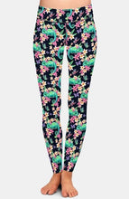 Laden Sie das Bild in den Galerie-Viewer, Ladies Fashion Green Chameleon &amp; Butterflies Printed Leggings