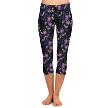 Laden Sie das Bild in den Galerie-Viewer, Ladies Purple Roses Capri Leggings