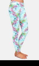 Laden Sie das Bild in den Galerie-Viewer, Ladies Dragonflies &amp; Flowers Printed Leggings