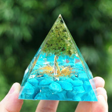 Cargar imagen en el visor de la galería, Gorgeous Natural Orgonite Pyramid Crystals