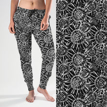 Cargar imagen en el visor de la galería, Ladies 3D Black &amp; White Tie-Dye Printed Joggers With Pockets