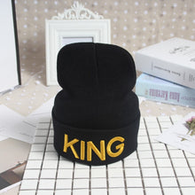 Charger l&#39;image dans la galerie, Ladies/Mens KING QUEEN Embroidered Winter Knitted Beanies