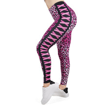 Carica l&#39;immagine nel visualizzatore di Gallery, Womens Pink Leopard And Kisses Printed Leggings